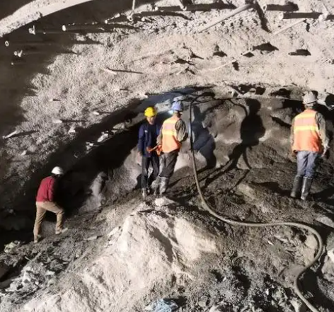 十月田镇拱顶带模注浆料的施工流程及注意事项